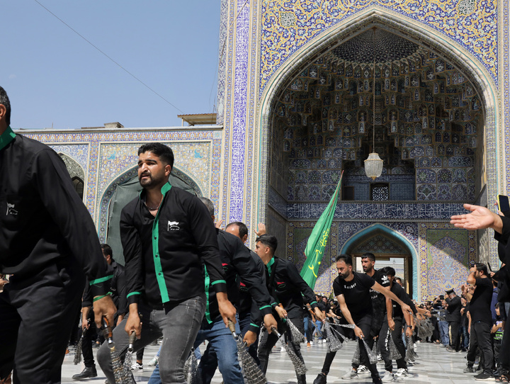 عزاداری جاماندگان "اربعیــن حسینــی" درحرم مطهر رضوی