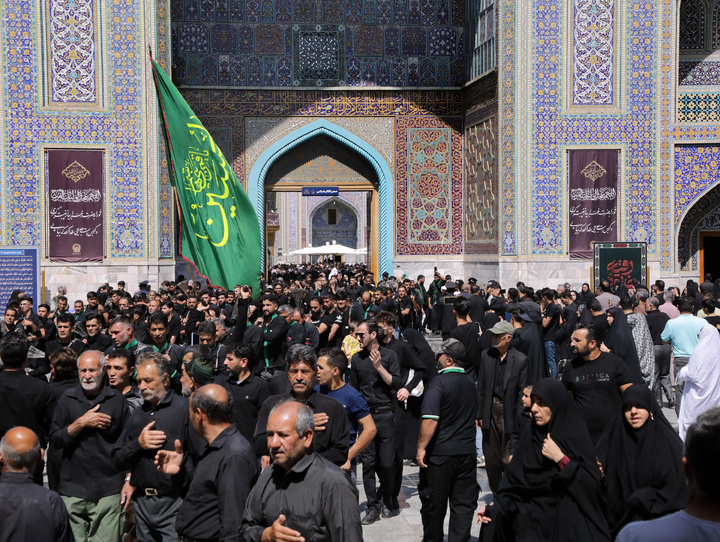 عزاداری جاماندگان "اربعیــن حسینــی" درحرم مطهر رضوی