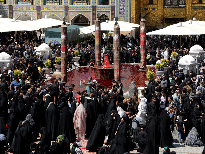 عزاداری جاماندگان "اربعیــن حسینــی" درحرم مطهر رضوی