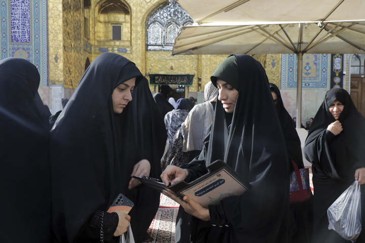 تلاش خادمیاران امام رضایی درمرکز نظرسنجی مرکز ارتباطات و رسانه آستان قدس
