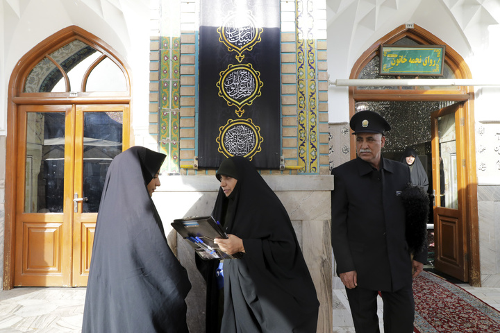 تلاش خادمیاران امام رضایی درمرکز نظرسنجی مرکز ارتباطات و رسانه آستان قدس

