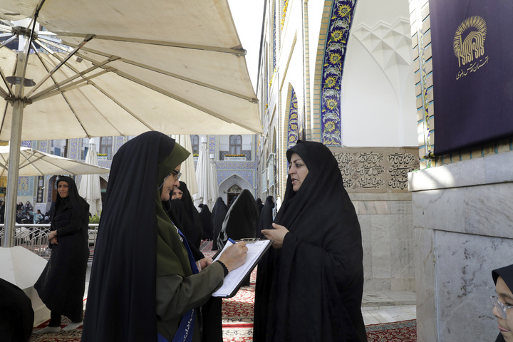 تلاش خادمیاران امام رضایی درمرکز نظرسنجی مرکز ارتباطات و رسانه آستان قدس

