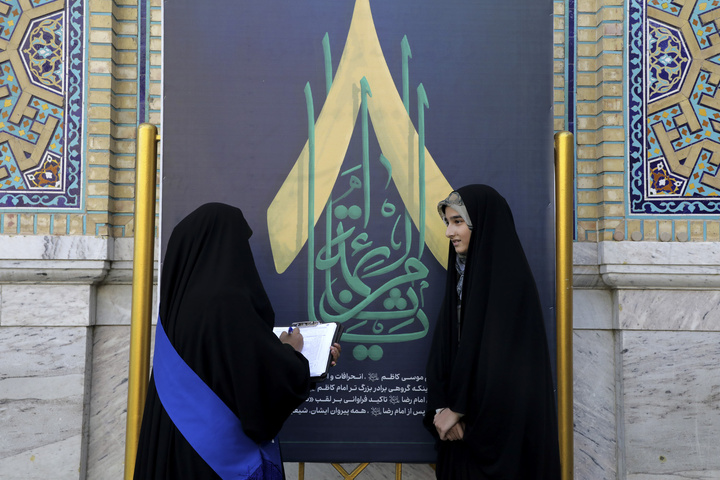 تلاش خادمیاران امام رضایی درمرکز نظرسنجی مرکز ارتباطات و رسانه آستان قدس
