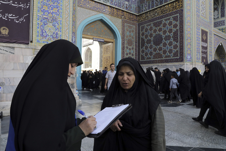 تلاش خادمیاران امام رضایی درمرکز نظرسنجی مرکز ارتباطات و رسانه آستان قدس
