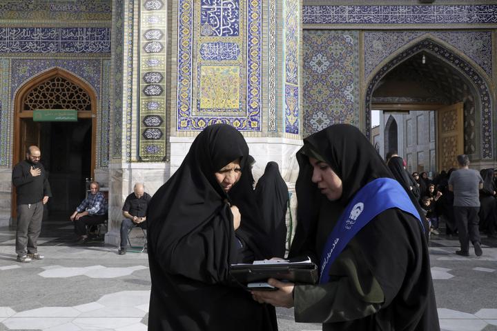 تلاش خادمیاران امام رضایی درمرکز نظرسنجی مرکز ارتباطات و رسانه آستان قدس
