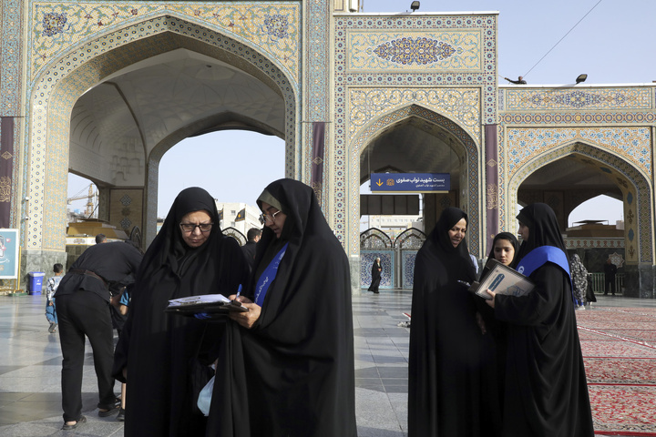 تلاش خادمیاران امام رضایی درمرکز نظرسنجی مرکز ارتباطات و رسانه آستان قدس

