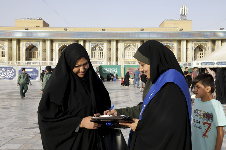 تلاش خادمیاران امام رضایی درمرکز نظرسنجی مرکز ارتباطات و رسانه آستان قدس
