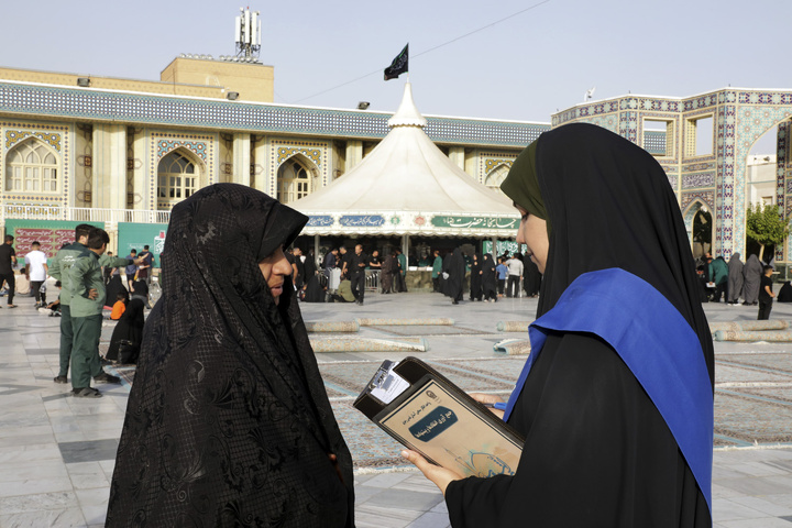 تلاش خادمیاران امام رضایی درمرکز نظرسنجی مرکز ارتباطات و رسانه آستان قدس
