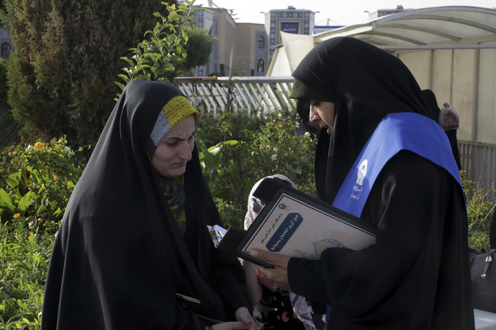 تلاش خادمیاران امام رضایی درمرکز نظرسنجی مرکز ارتباطات و رسانه آستان قدس
