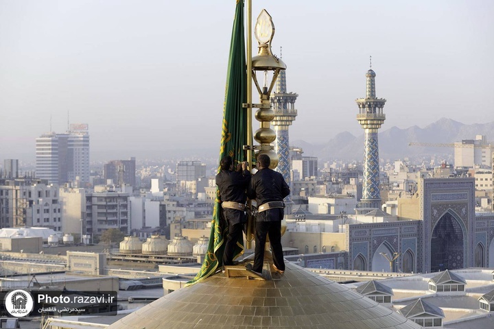 الرآية‌ الخضراء ترفرف فوق قبة‌ الحرم الرضوي