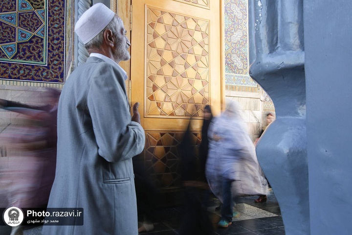 ساعتی همراه با زائران بارگاه رضوی/ دلدادگی در روز زیارتی آقا
 ساعتی همراه با زائران بارگاه رضوی/ دلدادگی در روز زیارتی آقا