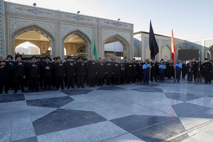 عزاداری خادمان حرم‌ مطهر رضوی در صبح شهادت امام حسن عسکری علیه‌السلام