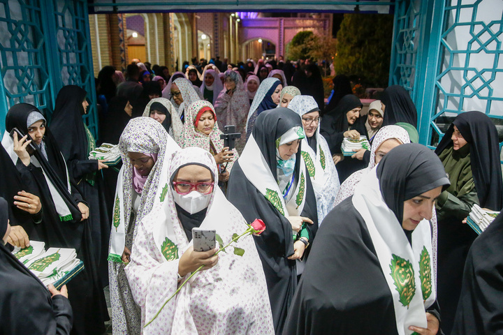 تشرف بانوان مهمان جشنواره «رسانه خورشید» به حرم مطهر رضوی