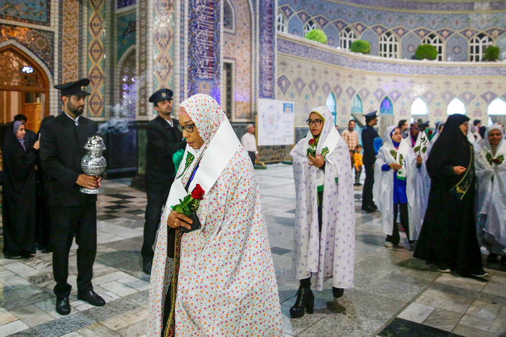 تشرف بانوان مهمان جشنواره «رسانه خورشید» به حرم مطهر رضوی