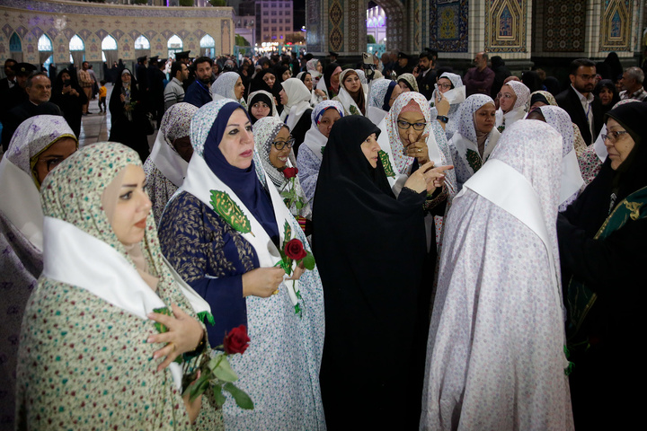 تشرف بانوان مهمان جشنواره «رسانه خورشید» به حرم مطهر رضوی