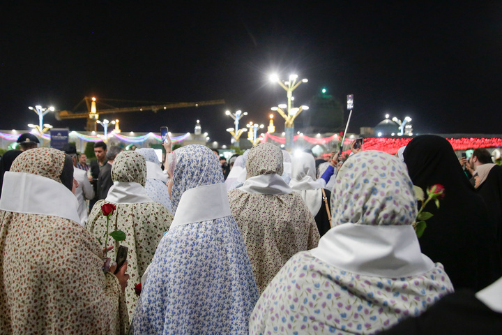 تشرف بانوان مهمان جشنواره «رسانه خورشید» به حرم مطهر رضوی