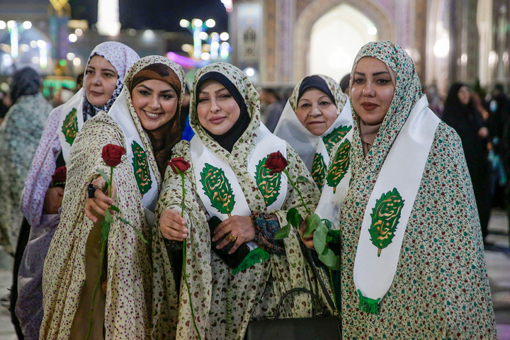 تشرف بانوان مهمان جشنواره «رسانه خورشید» به حرم مطهر رضوی