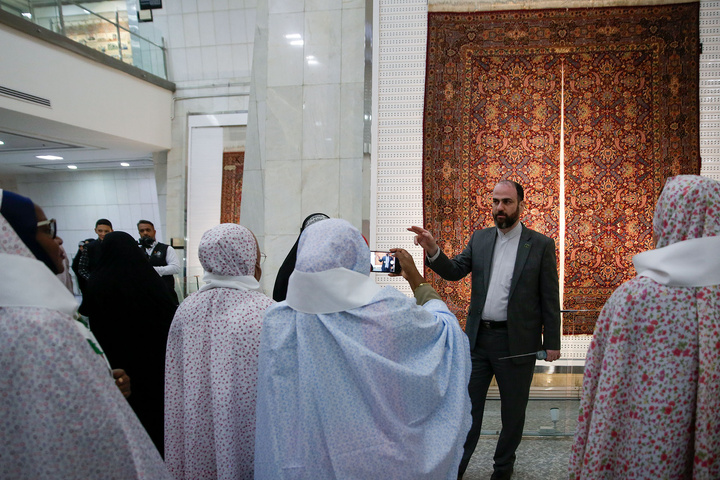 تشرف بانوان مهمان جشنواره «رسانه خورشید» به حرم مطهر رضوی