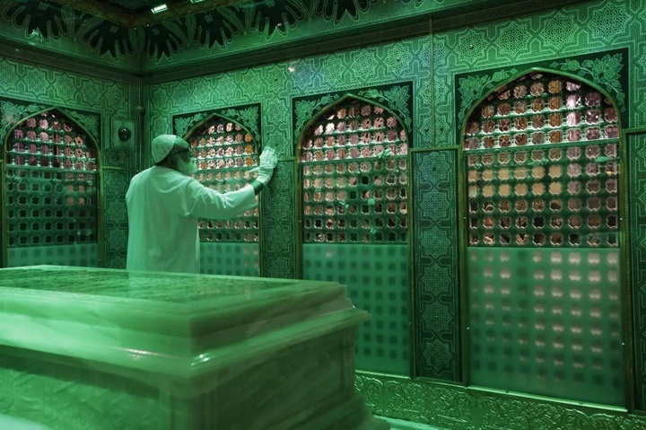 مضجع مطهر حضرت رضا(ع) غبار روبی شد مضجع مطهر حضرت رضا(ع) غبار روبی شد