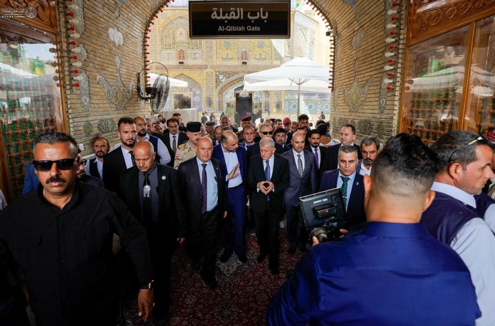 رئيس جمهورية العراق السيد عبد اللطيف رشيد يتشرّف بزيارة مرقد المولى أمير المؤمنين…
