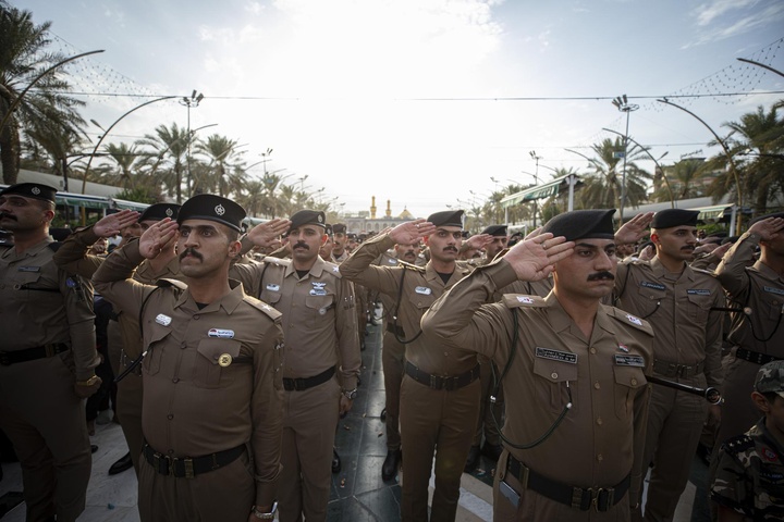 جشن فارغ التحصیلی افسران دانشکده پلیس عراق در حرم مطهر العباس (ع)  