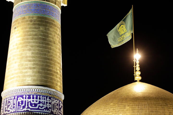 ملک بھر میں سوگ کی مناسبت سے روضہ منورہ امام رضا(ع) کا پرچم تبدیل
