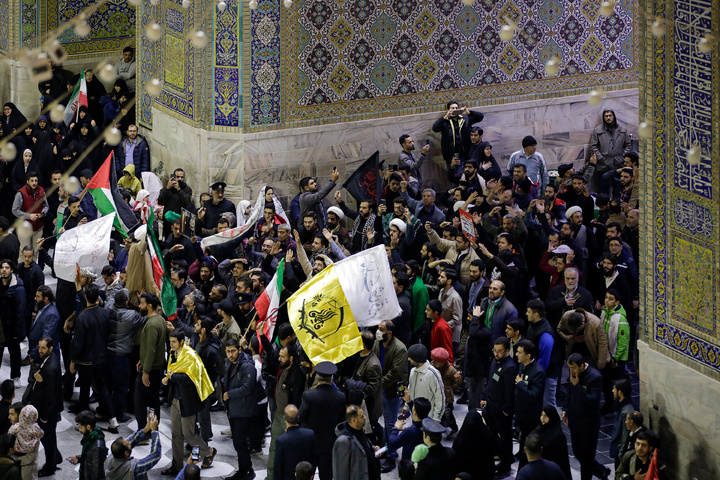 ملک بھر میں سوگ کی مناسبت سے روضہ منورہ امام رضا(ع) کا پرچم تبدیل
