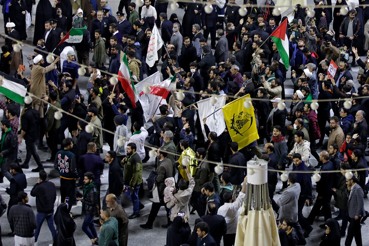 تعویض پرچم گنبد منور رضوی به مناسبت عزای عمومی در کشور
