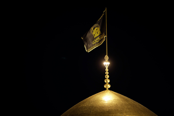 ملک بھر میں سوگ کی مناسبت سے روضہ منورہ امام رضا(ع) کا پرچم تبدیل
