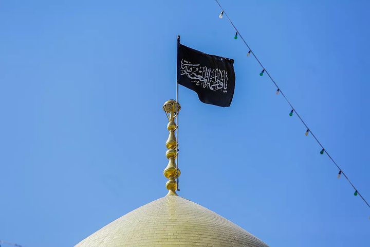 اهتزاز پرچم عزا بر فراز گنبد حرم حضرت معصومه(س)

