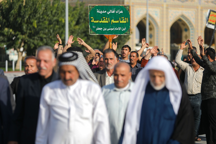 الزوار العرب يقيمون مراسم العزاء‌ في الحرم الرضوي
