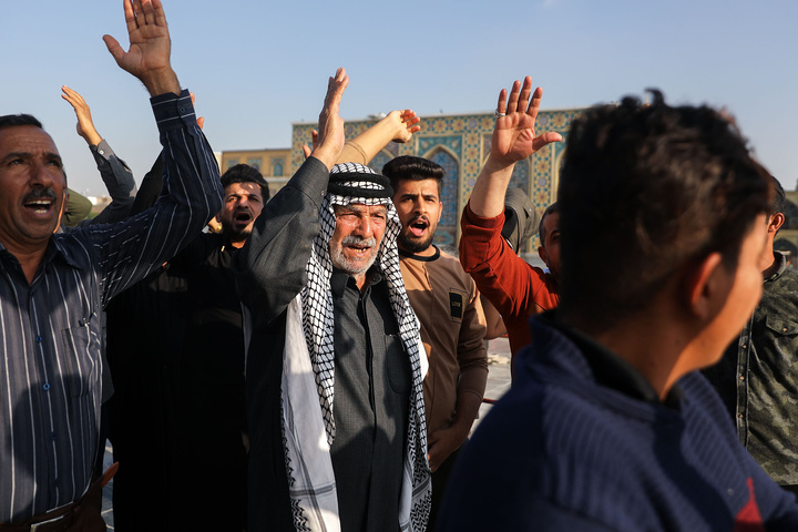 حرم امام رضا (ع) میں عرب زائرین کی عزاداری
