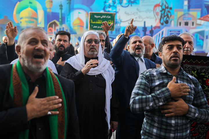 الزوار العرب يقيمون مراسم العزاء‌ في الحرم الرضوي
