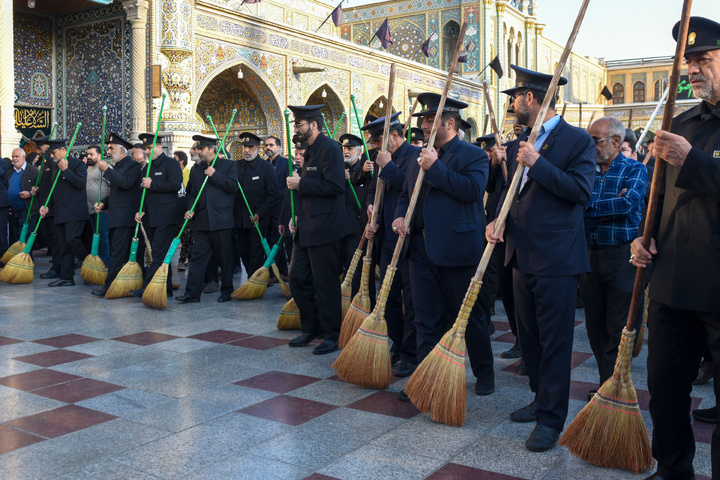 آیین جاروکشی حرم حضرت معصومه(س) توسط خدام حرم مطهر رضوی