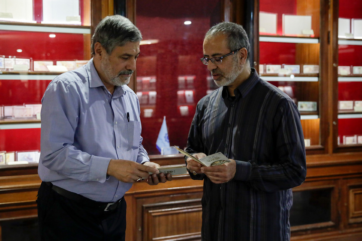 اهدا مجموعه تمبر و سکه به موزه آستان قدس رضوی