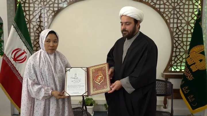 تشرف لورا دختری از کشور فیلیپین به اسلام در حرم مطهر رضوی