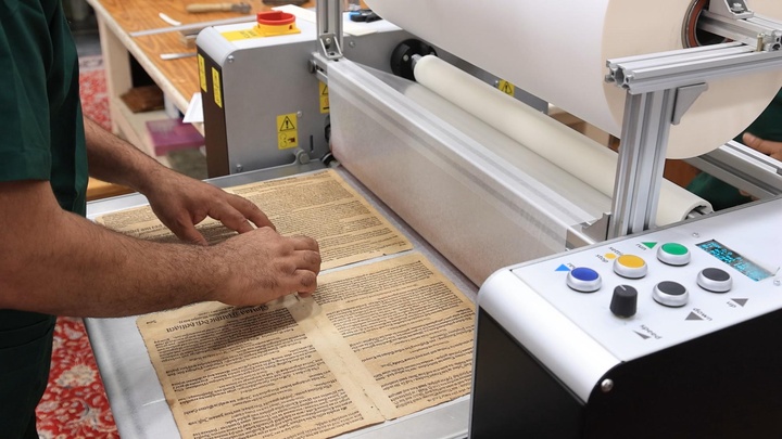 مرحله دوم مرمت "کتاب انجیــــل" به زبان آلمانــــی توسط آستان قدس عباسی