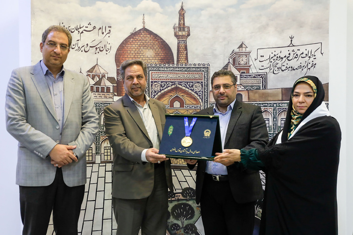 مراسم اهدا مدال طلای مسابقات جهانی تیراندازی کرواسی به حرم مطهر رضوی