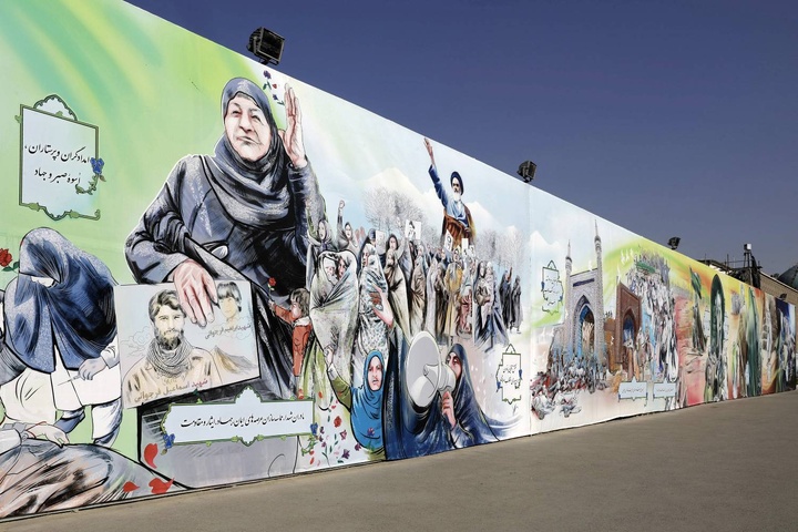 حرم امام رضا (ع) میں ’مسلمان خاتون کی پہچان‘کے موضوع پر ۱۴ویں دیواری پینٹنگ کی رونمائی