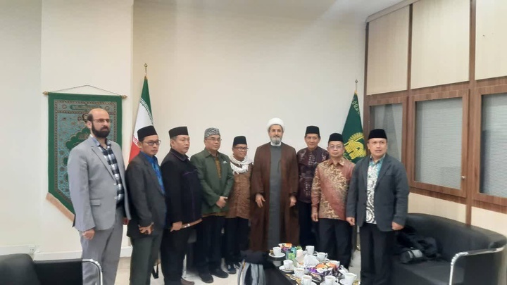 وفد من اساتذة أندونيسيا يزورن العتبة الرضوية المقدسة وفد من اساتذة أندونيسيا يزورن العتبة الرضوية المقدسة