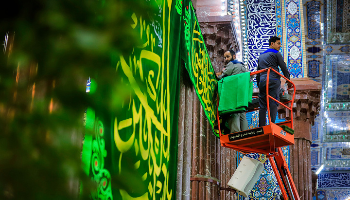 لافتات كبيرة تزين مرقد الإمام الحسين (ع) تيمنا بقرب حلول ذكرى ولادة السيدة زينب (ع)