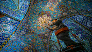 شاهد كيف تتم ادامة وتنظيف الثريات في الحرم الحسيني المطهر