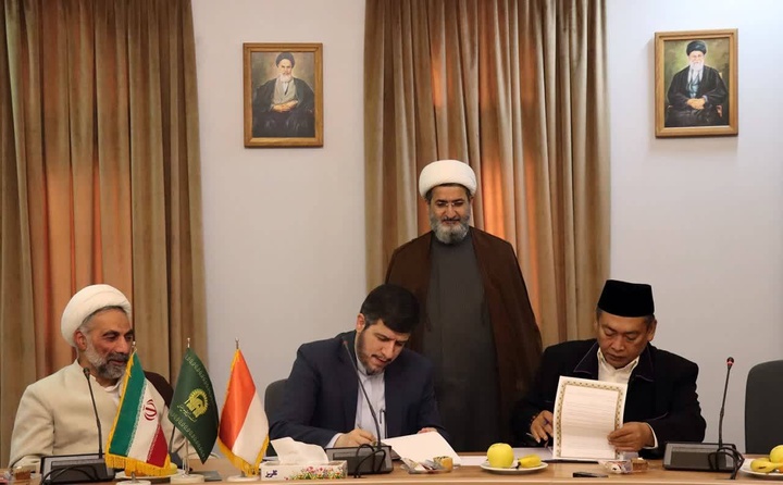 لترقية العلوم… العتبة الرضوية توقع على مذكرات تعاون مع أربعة مجمعات جامعية إندونيسية لترقية العلوم… العتبة الرضوية توقع على مذكرات تعاون مع أربعة مجمعات جامعية إندونيسية