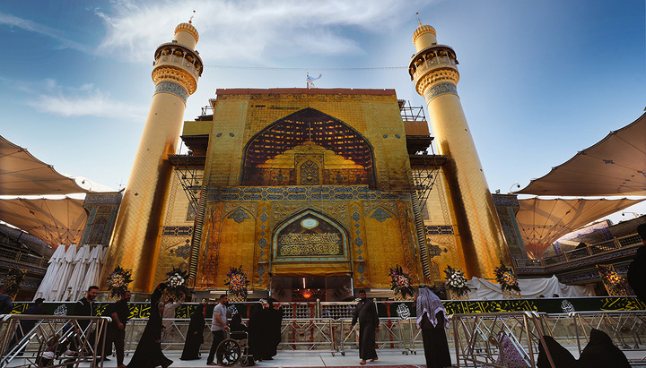 قبة ومآذن مرقد الإمام علي (ع) تزين سماء مدينة النجف الأشرف
