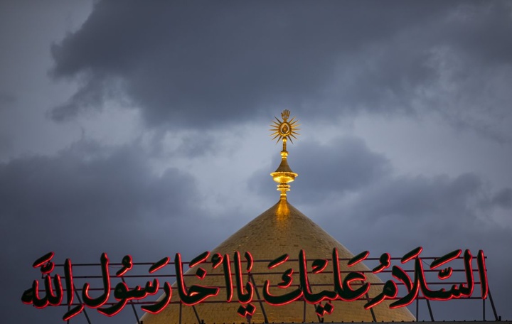 قبة ومآذن مرقد الإمام علي (ع) تزين سماء مدينة النجف الأشرف
