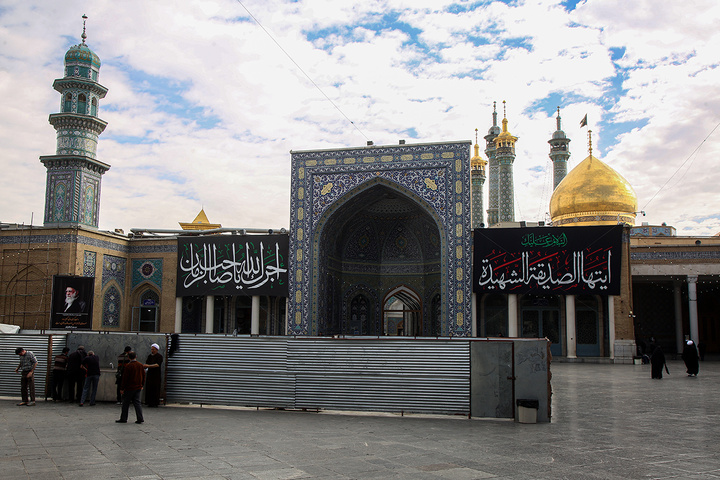 حرم حضرت معصومه(س) به مناسبت ایام فاطمیه سیاه‌پوش شد