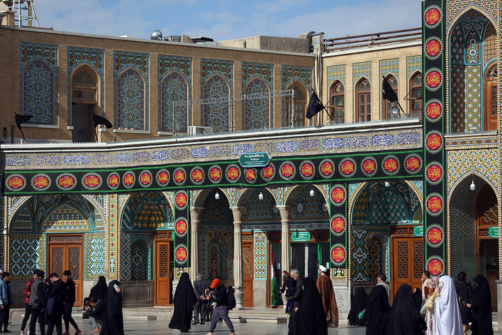 حرم حضرت معصومه(س) به مناسبت ایام فاطمیه سیاه‌پوش شد