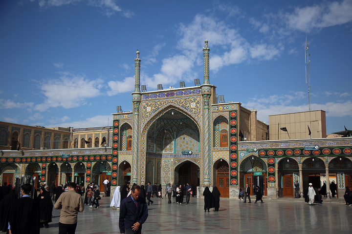 حرم حضرت معصومه(س) به مناسبت ایام فاطمیه سیاه‌پوش شد