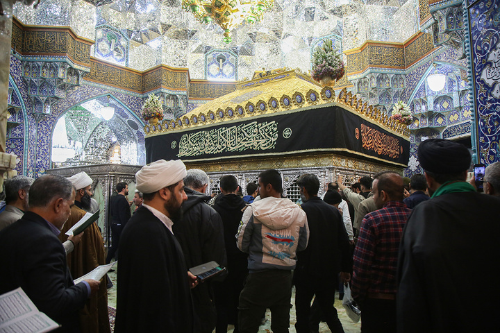 حرم حضرت معصومه(س) به مناسبت ایام فاطمیه سیاه‌پوش شد