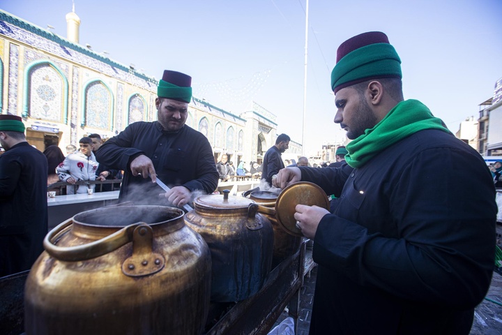 خدمت رسانی خادمان حرم حضرت عباس علیه السلام به زائران